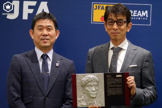 井原正巳氏が日本サッカー殿堂入り「情熱はまだまだ衰えていません」　花束贈呈は森保一監督が務める