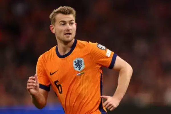オランダ代表DFデ・リフトが背中のケガにより手術、W杯欠場が決定…マンUが発表
