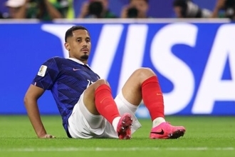 アーセナルに不安材料…W杯で負傷交代のサリバに長期離脱の可能性、“代役”確保を検討か