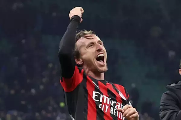 モドリッチが“ミラノ・ダービー”の歴史に名を刻む！　史上5人目の40歳以上でプレーしたFPに