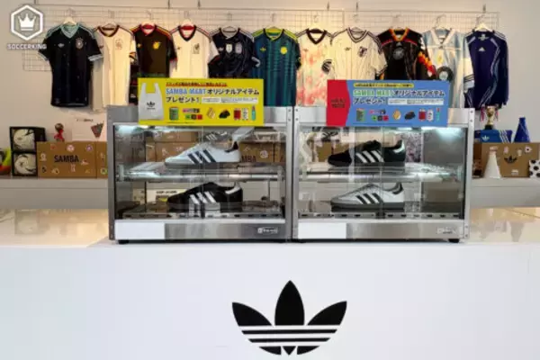 原宿にアディダス オリジナルスの“コンビニ”が登場？　日本代表新アウェイユニなど展示の『SAMBA MART』がスタート