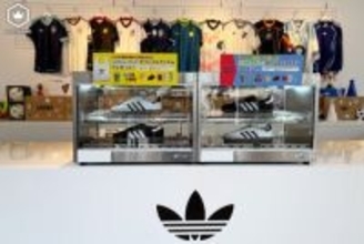 原宿にアディダス オリジナルスの“コンビニ”が登場？　日本代表新アウェイユニなど展示の『SAMBA MART』がスタート