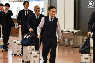 日本代表の帰国便が羽田空港に到着…700人のファンが森保一監督や板倉滉主将、5大会連続出場の長友佑都らを出迎え