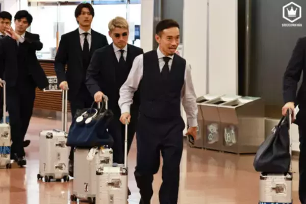 日本代表の帰国便が羽田空港に到着…700人のファンが森保一監督や板倉滉主将、5大会連続出場の長友佑都らを出迎え
