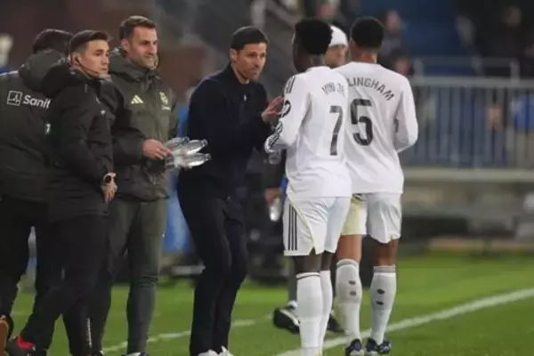 レアルのアロンソ監督、危機的状況で談笑のヴィニシウスについて「映像を見ていない。今は…」