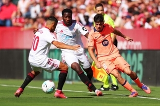 公式戦連敗のバルサがラ・リーガ首位陥落…レヴァンドフスキのPK失敗も響きセビージャに4失点完敗