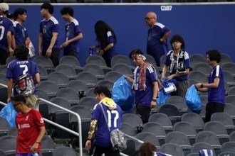 熱戦の裏側で…日本代表サポーターの行動に脚光！　FIFA公式が「完璧なマナーを示した」と称賛