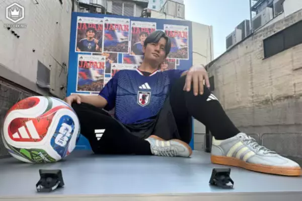 渋谷・道玄坂に巨大な久保建英像が出現！　日本代表新ユニフォームのプロモーションで11月16日（日）まで設置