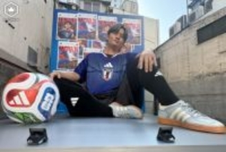 渋谷・道玄坂に巨大な久保建英像が出現！　日本代表新ユニフォームのプロモーションで11月16日（日）まで設置