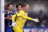 「横浜FCのGKスウォビィクが全治10〜12週間と診断…“横浜ダービー”で右ハムストリングス肉離れ」の画像1