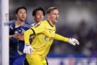 横浜FCのGKスウォビィクが全治10〜12週間と診断…“横浜ダービー”で右ハムストリングス肉離れ