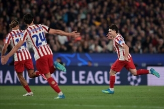 アトレティコが“鬼門”『カンプ・ノウ』で約20年ぶり白星！　バルサはクバルシの退場響きホームで先勝ならず
