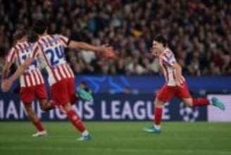 アトレティコが“鬼門”『カンプ・ノウ』で約20年ぶり白星！　バルサはクバルシの退場響きホームで先勝ならず