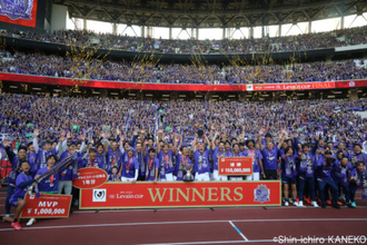 広島が3年ぶり2度目のルヴァン杯制覇！　前半のセットプレー3発で柏を破る