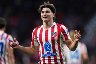 劇的勝利でダービーへ弾み！…圧巻ハット達成のアルバレスをシメオネ監督が絶賛「最高の選手」