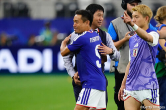「日本人の魂を見せられた」5度目のW杯、ベンチから鼓舞し続けた長友佑都は団結に自信「レベルの違うベンチの熱さ」