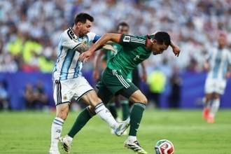 W杯最多得点に並ぶ活躍も…メッシは前半に退場すべきだった？　「100％レッドカード」