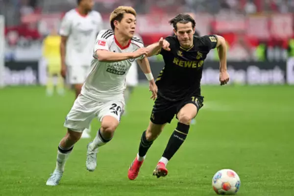 「堂安律先発のフランクフルト、下位ケルンに2点差追いつかれホームで痛恨ドロー」の画像