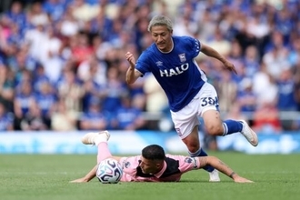 昇格組イプスウィッチ、90分の勝ち越し弾で白星スタート！　プレミアデビューの前田大然は80分までプレー
