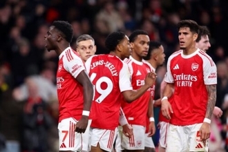 パフォーマンスに憤慨？…アーセナルの選手たちが劇的勝利後のロッカールームで“緊急会議”か
