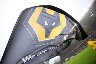 プレミア最下位に沈むウルブスが“神対応”のプレゼント…号泣した少年へのサプライズが話題に