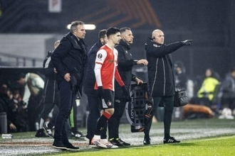 “父”ファン・ペルシ監督「特別な瞬間」　息子の19歳シャキールがELでトップチームデビュー