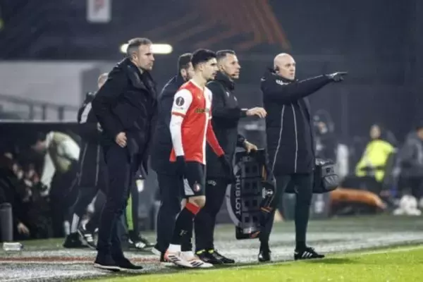 “父”ファン・ペルシ監督「特別な瞬間」　息子の19歳シャキールがELでトップチームデビュー