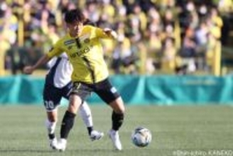 柏の“コンダクター”小西雄大が取り組む「守備」改革…保持時は最終ラインでもプレー「使う筋肉がボランチとは少し違う」