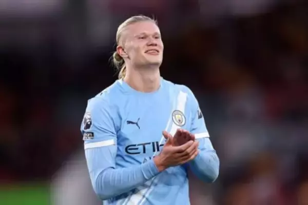 マンCのハーランドがハロウィンで“ジョーカー”に仮装！　そのまま子どものオムツを買いに街へ…