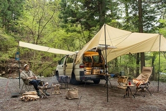 クルマにタープを2つ接続！車中泊キャンプで快適な野外リビングを作る方法！