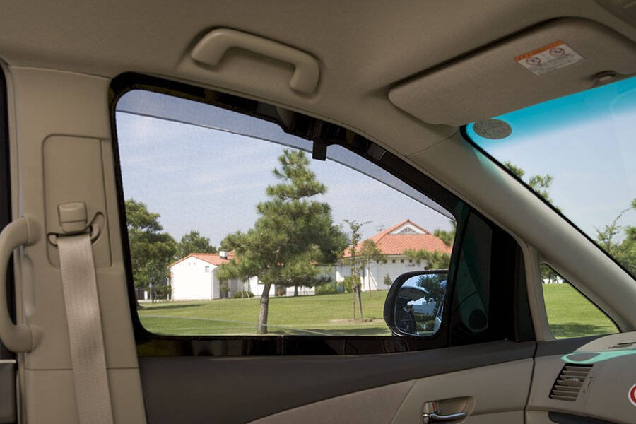 車に網戸があれば夏の車中泊も安心だ 装着したまま窓開閉ができる優秀アイテム 21年6月8日 エキサイトニュース