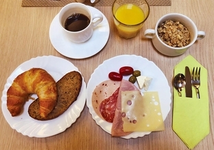 【車中泊コラム】ドイツのキャンピングカーショー取材へ。ホテルで食べた唯一の朝食は……／クルマ旅の朝ごはん⑩