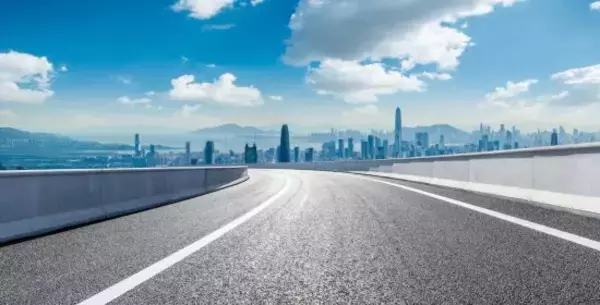 高速道路であおり運転してきた“社名”入りのトラック。次のSAで運転手が声を震わせて謝罪したワケ――仰天ニュース特報