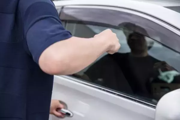 「文句あんなら出てこい！」大型トラックに“あおり運転”して返り討ち…調子に乗った“赤のSUV男”が平謝りするまで