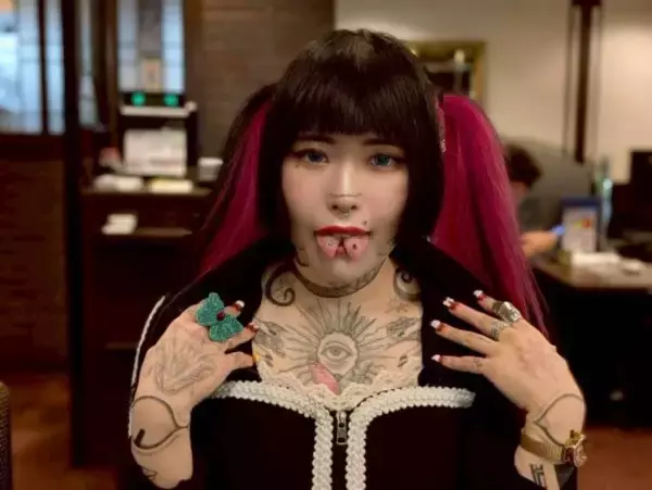 「なんで入れちゃったの」と泣き崩れた母。刺青150万円、舌先は二つに…28歳女性が“夜の街”で真面目に生きる理由