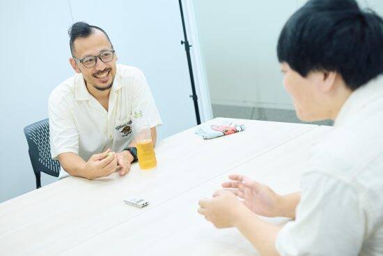 少年ジャンプ出身・ギャグ漫画家2人が当時の「過酷すぎる週刊連載」を振り返る。「ヘルニアで入院しても原稿は落とさない」ストイックな舞台裏