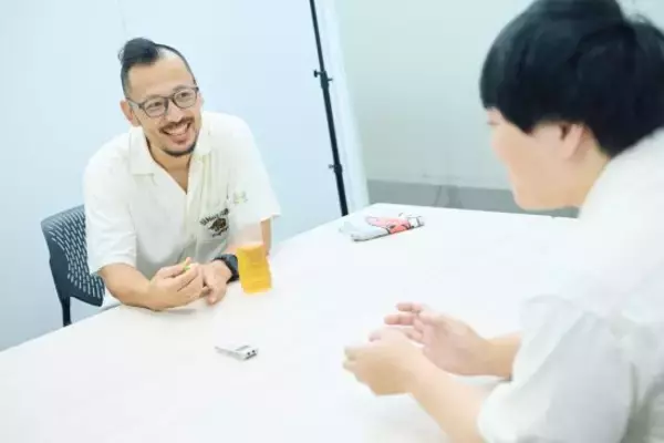 「少年ジャンプ出身・ギャグ漫画家2人が当時の「過酷すぎる週刊連載」を振り返る。「ヘルニアで入院しても原稿は落とさない」ストイックな舞台裏」の画像