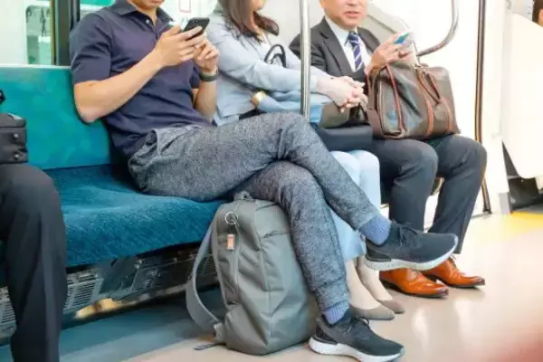 「満員電車の座席に“大股開き”で座っていた男性が、突然「きっちりと足を閉じて」縮こまったワケ」の画像