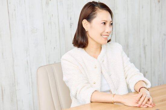 国際線CA・公設秘書を経て、42歳既婚で“セクシー女優”になった女性の波乱万丈な半生。「コソコソしたくなかった」デビューを伝えた夫と子の反応は