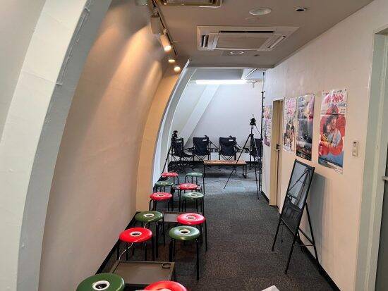 「残ったのは借金100万円」“サブカルトークライブ配信”に商機を見出した34歳男性が直面した、あまりに“世知辛い現実”