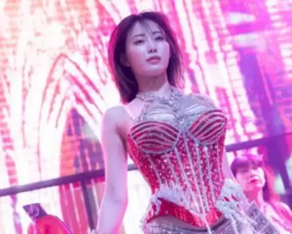 「“元セクシー女優”が回想する「母にセクシー女優になった」と打ち明けた夜。「人気絶頂で引退した理由」も教えてもらった」の画像