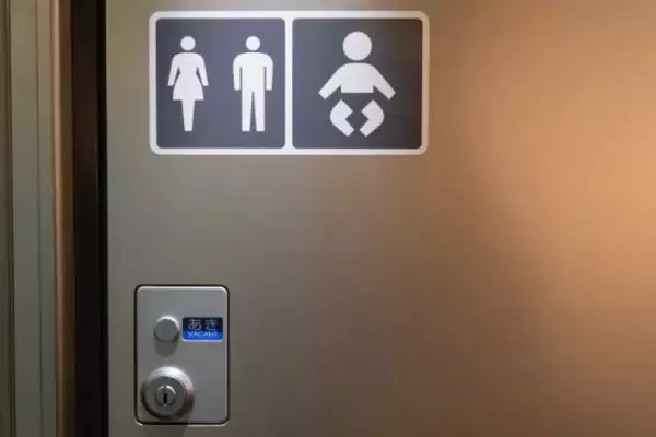 新幹線のトイレで前の女性が15分以上出てこない…個室の中で一体ナニが「まさかとは思いましたが…」