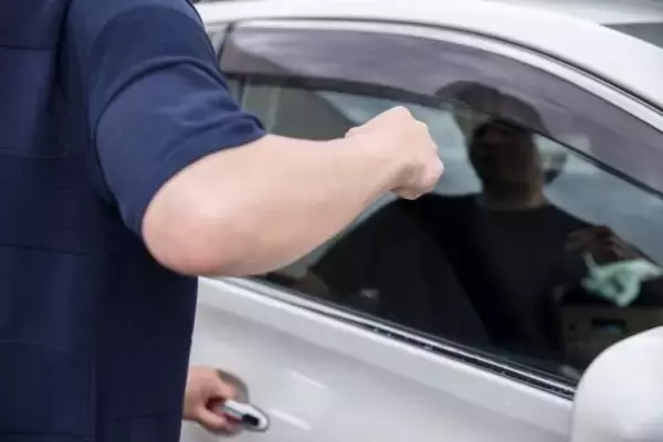 「運転席から身を乗り出して怒鳴る」“あおり運転”してきたSUVが警察に捕まるまで