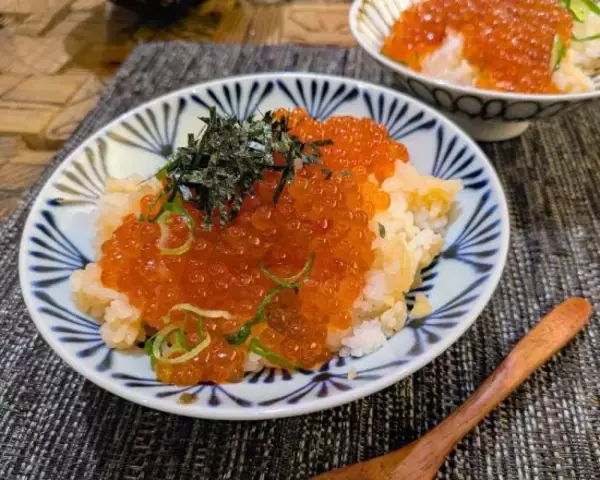 「「高すぎる」と話題、すき家の「メガいくら丼」3490円の価格はアリ？1年前は2190円だったのに…」の画像