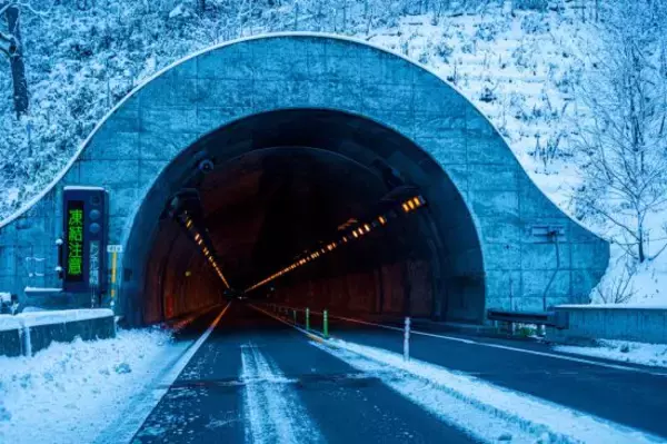 「凍結した路面で“あおり運転”してきたSUVに天罰。パトカーと救急車、レッカー車が来る事態に…――大反響セレクション」の画像