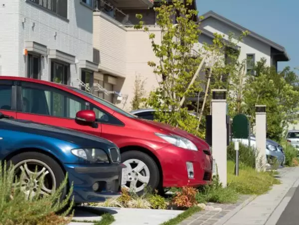 “迷惑駐車ミニバン”に怒った男が「合法スレスレの逆襲」を実行。ミラーが折れても「警察を呼べなかった」ワケ