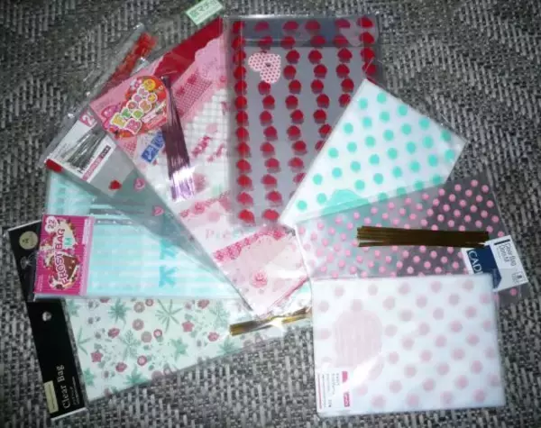 「「どうして日本人はこんな神業ができるの？」外国人女性が驚いた“日本の光景”。電車、コンビニ、100円ショップ… ――仰天ニュース特報」の画像