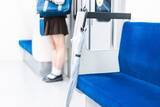 「雨の日の電車、“他人の傘”にストレス爆発寸前。「水滴が自分のバッグにポタポタ」でも何も言えない現実」の画像2
