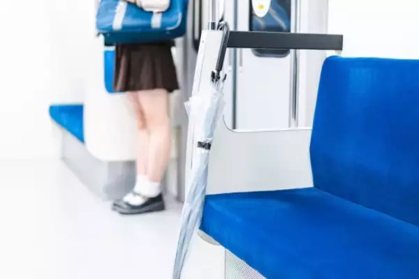 「雨の日の電車、“他人の傘”にストレス爆発寸前。「水滴が自分のバッグにポタポタ」でも何も言えない現実」の画像
