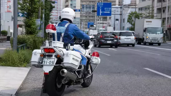 “あおり運転”してきた車を「白バイの待ち伏せポイント」に誘導、警察に捕まえてもらうまでの一部始終／「あの道、よく白バイいるよね」ドライバーの体感は本当なのか、警察庁の通達を調べてみた